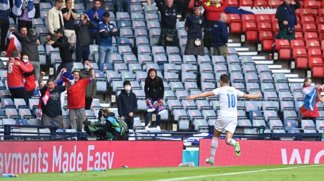 Pemain depan Republik Ceko Patrik Schick merayakan golnya usai mencetak gol pertama timnya selama pertandingan sepak bola Grup D EURO 2020 antara Skotlandia melawan Republik Ceko di Hampden Park di Glasgow, Senin (14/6).  Robert Perry / POOL / AFP