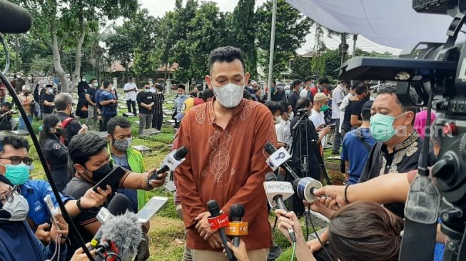 Adik legenda bulutangkis Markis Kido, Bona Septano di TPU Kebon Nanas, Cipinang, Jakarta Timur, Selasa (14/6/2021). (Suara.com/Adie Prasetyo Nugraha)