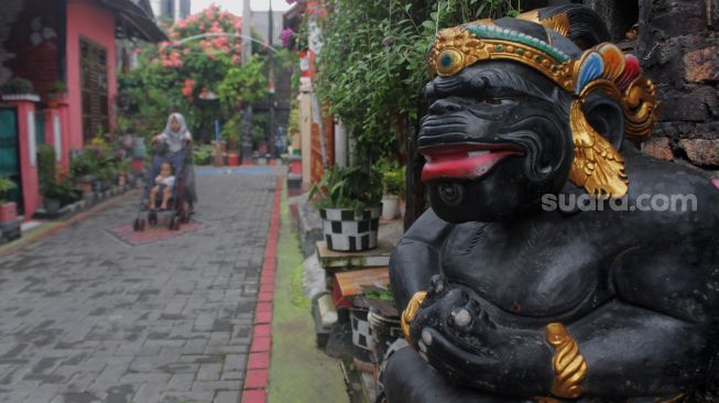 Suasana kampung bernuansa bali di Kampung Bali, Kota Bekasi, Selasa (15/6/2021).  [Suara.com/Dian Latifah]
