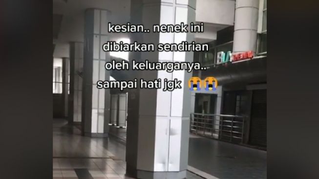 Tak Mau Dipegang dan Dibantu Jalan karena Takut Covid-19, Nenek Ini Terpaksa Merangkak