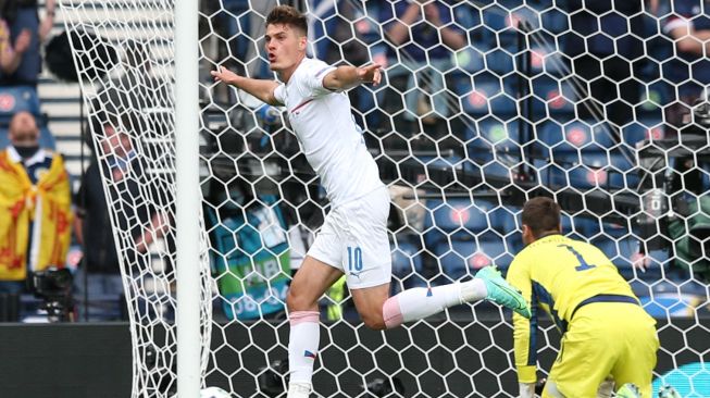 Pemain depan Republik Ceko Patrik Schick merayakan golnya usai mencetak gol pertama timnya selama pertandingan sepak bola Grup D EURO 2020 antara Skotlandia melawan Republik Ceko di Hampden Park di Glasgow, Senin (14/6).  Robert Perry / POOL / AFP