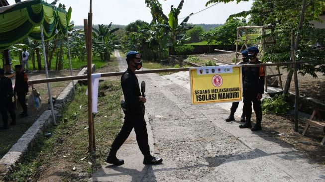 Personel Korps Brimob dari Mabes Polri melakukan pengamanan wilayah di Desa Bantengan, Wungu, Kabupaten Madiun, Jawa Timur, Selasa (15/6/2021).  ANTARA FOTO/Siswowidodo