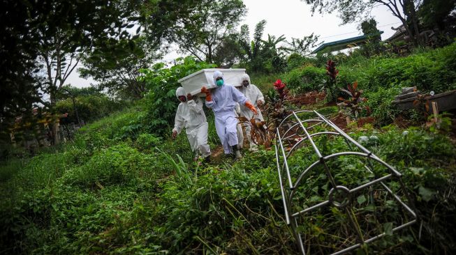 Tenaga pikul membawa jenazah dengan protokol COVID-19 untuk dimakamkan di TPU Cikadut, Bandung, Jawa Barat, Selasa (15/6/2021). ANTARA FOTO/Raisan Al Farisi