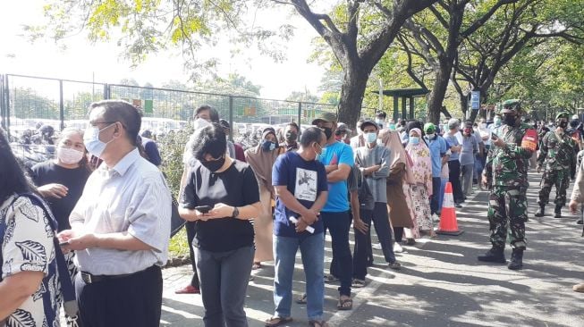 Antrean Mengular, Peserta Vaksin di Tangsel Diminta Bubar Usai Berdiri Dua Jam