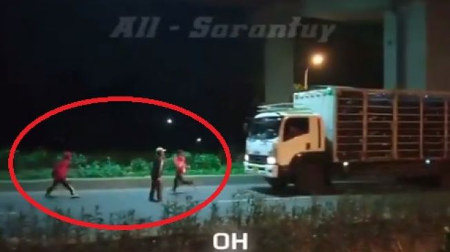 ILUSTRASI - Viral video 3 pemuda hadang truk di jalan, ujungnya sampai terpental (Twitter/jowoshitpost).