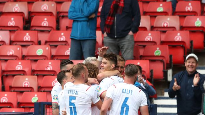 Pemain depan Republik Ceko Patrik Schick merayakan golnya usai mencetak gol pertama timnya selama pertandingan sepak bola Grup D EURO 2020 antara Skotlandia melawan Republik Ceko di Hampden Park di Glasgow, Senin (14/6).  Robert Perry / POOL / AFP