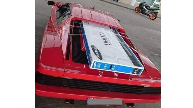 Ferrari Testarossa mengangkut TV tepat di atas kap mesin (Carscoops)