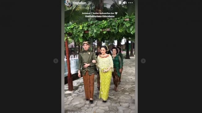 Tingkeban Nella Kharisma dan Dory Harsa. [Instagram/nellakharisma]