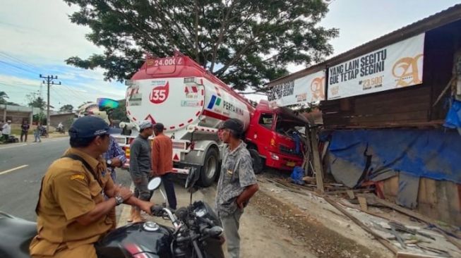 Mobil Pengangkut BBM Tabrak Ruko di Aceh Timur, Diduga Sopir Ngantuk