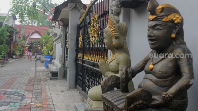 Suasana kampung bernuansa bali di Kampung Bali, Kota Bekasi, Selasa (15/6/2021).  [Suara.com/Dian Latifah]
