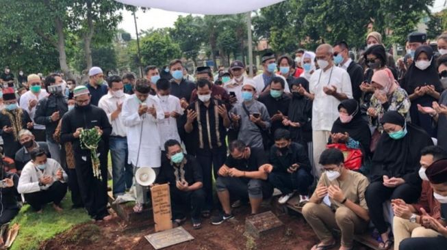 Pebulutangkis Markis Kido dimakamkan satu liang lahat bersama ayahnya, Djumharbey Anwar, di Taman Pemakaman Umum (TPU) Kebon Nanas, Jakarta Timur, Selasa (15/6/2021). (Antara)