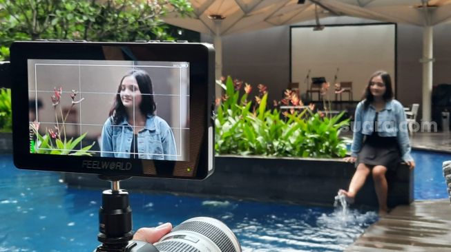 Aurelya Ratamchia Dewanda saat menjalani syuting video klip perdananya di Swiss-Belhotel Pondok Indah [Suara.com/Ismail]