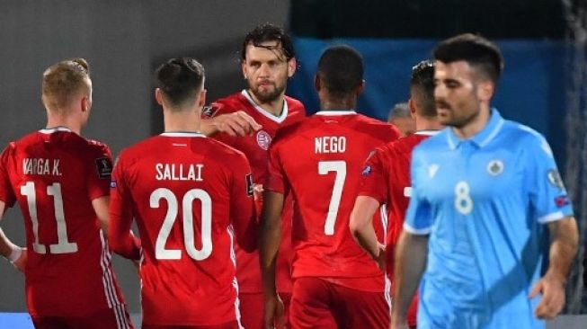 Para pemain Hungaria merayakan gol Adam Szalai (tengah) saat mencetak gol melawan San Marino di kualifkasi Piala Dunia 2022 Grup 1 di Seravalle stadium, San Marino. Andreas SOLARO / AFP