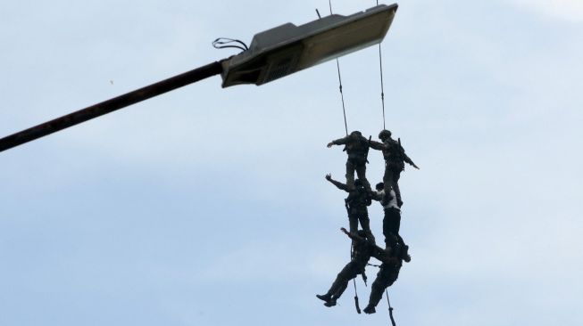 Prajurit Batalyon Intai Amfibi (Yontaifib) Korps Marinir TNI AL melakukan stabo pada aksi pembebasan sandera dalam latihan bersama United States Marines Corps Reconnaissance Unit bersandi Reconex 21-II di Pancer, Pesanggaran, Banyuwangi, Jawa Timur, Senin (15/6/2021). ANTARA FOTO/Budi Candra Setya