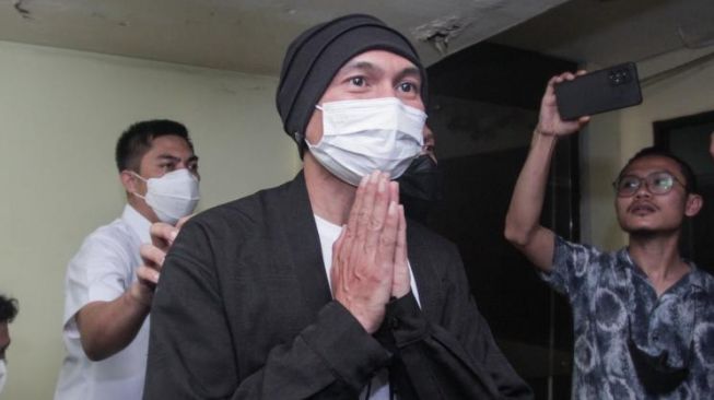 Penyanyi Erdian Aji Prihartanto alias Anji usai melakukan pemeriksaan dari ruang kesehatan setelah ditangkap karena kasus narkoba di Polres Metro Jakarta Barat, Senin (14/6/2021). [Matamata.com/Alfian Winanto]