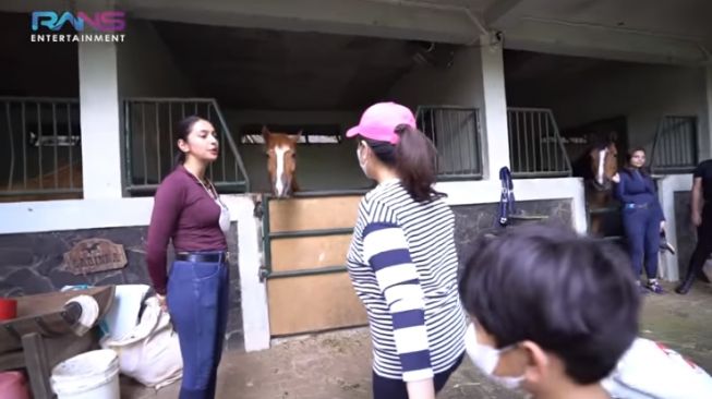 Rafathar dapat hadiah kuda. [YouTube/Rans Entertainment]