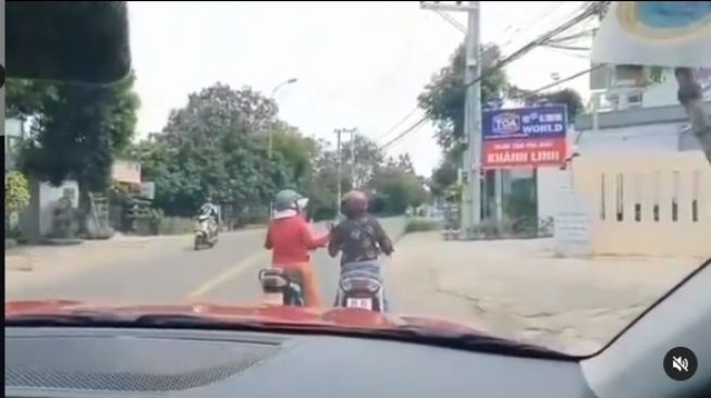 Viral 2 Emak-emak Naik Motor Berhenti Mendadak, Malah Asyik Ngerumpi di Tengah Jalan