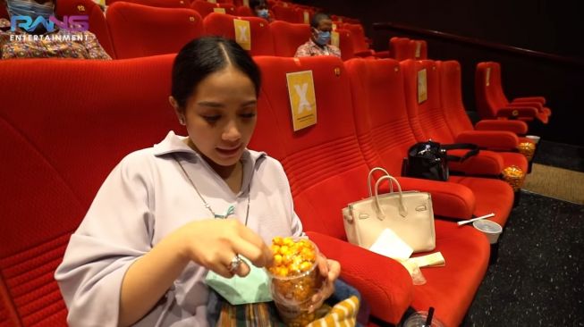 Momen Nagita Slavina ngidam nonton film horor. (YouTube/Rans Entertainment)