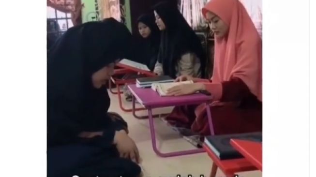 Momen Terakhir Setor Hafalan Alquran, Santriwati Sesenggukan Tak Kuasa Lafalkan