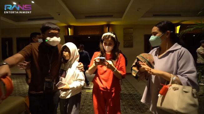 Momen Nagita Slavina ngidam nonton film horor. (YouTube/Rans Entertainment)