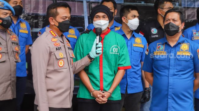 Penyanyi Erdian Aji Prihartanto alias Anji memberi pernyataan dihadapan awak media saat rilis kasus narkoba yang menjeratnya di Polres Metro Jakarta Barat, Rabu (16/6/2021). [Suara.com/Alfian Winanto]