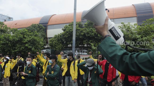 Sejumlah massa yang tergabung dalam Badan Eksekutif Mahasiswa Seluruh Indonesia (BEM SI) melakukan aksi unjuk rasa di sekitar Gedung Komisi Pemberantasan Korupsi (KPK), Jakarta, Rabu (16/6/2021). [Suara.com/Angga Budhiyanto]