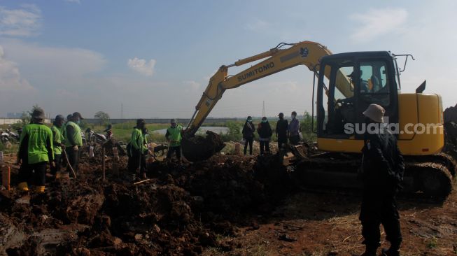 Suasana di TPU Rorotan, Cilincing, Jakarta Utara, Rabu (16/6/2021). [Suara.com/Dian Latifah]