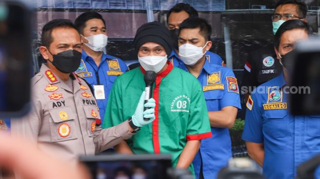 Penyanyi Erdian Aji Prihartanto atau Anji memberikan pernyataan dihadapan awak media saat rilis kasus narkoba yang menjeratnya di Polres Metro Jakarta Barat, Rabu (16/6/2021). [Suara.com/Alfian Winanto]