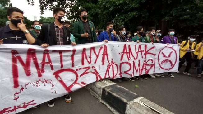 Massa aksi dari Aliansi BEM SI berunjuk rasa di kawasan Gedung KPK, Kuningan, Jakarta Selatan telah membubarkan diri, Rabu (16/6/2021) sore. (Suara.com/Yosea Arga)