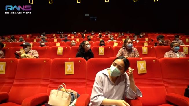 Momen Nagita Slavina ngidam nonton film horor. (YouTube/Rans Entertainment)