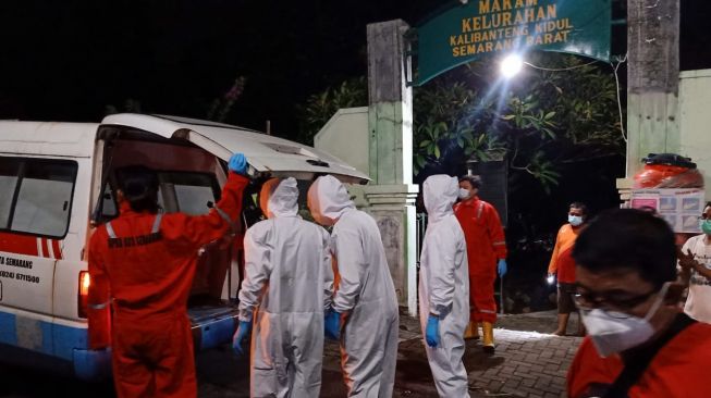 Kasus Covid-19 di Kota Semarang Membludak, Petugas Pemakaman Sampai Tidur di Kuburan