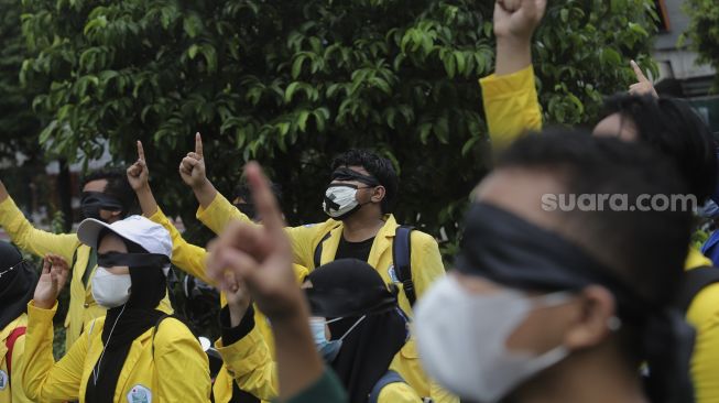 Sejumlah massa yang tergabung dalam Badan Eksekutif Mahasiswa Seluruh Indonesia (BEM SI) melakukan aksi unjuk rasa di sekitar Gedung Komisi Pemberantasan Korupsi (KPK), Jakarta, Rabu (16/6/2021). [Suara.com/Angga Budhiyanto]