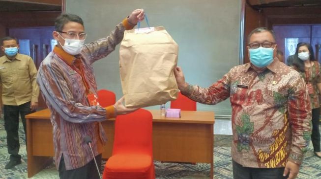 Kerupuk Kemplang OKI Dipromosikan pada Menteri Sandiaga Uno [istimewa]