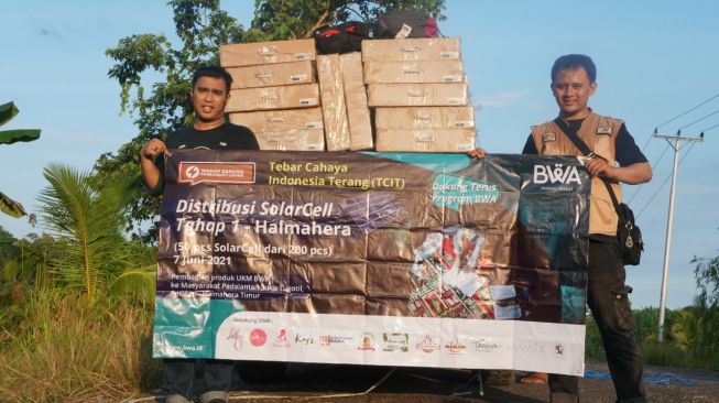 Tim Badan Wakaf Alquran memberi bantuan sarana penerangan ke Desa Patlean dan Desa Wasileo di Halmahera Timur. [dokumentasi pribadi]