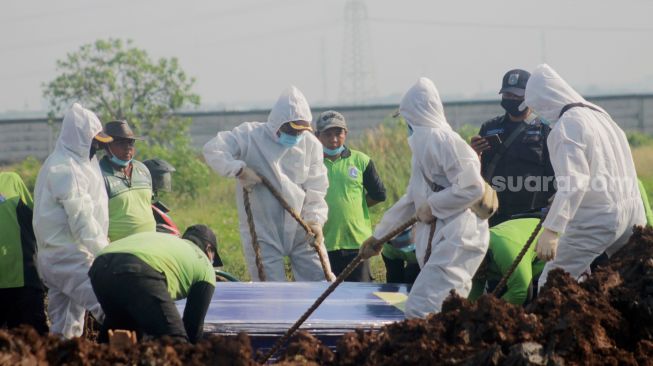 Suasana di TPU Rorotan, Cilincing, Jakarta Utara, Rabu (16/6/2021). [Suara.com/Dian Latifah]