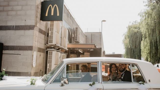 So Sweet... Jatuh Cinta di McDonald's, Pasangan Ini Menikah di Drive-thru