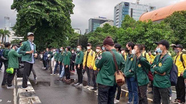 Massa BEM SI saat demo di depan kantor KPK mendesak Firli Bahuri mundur. (Suara.com/Arga)