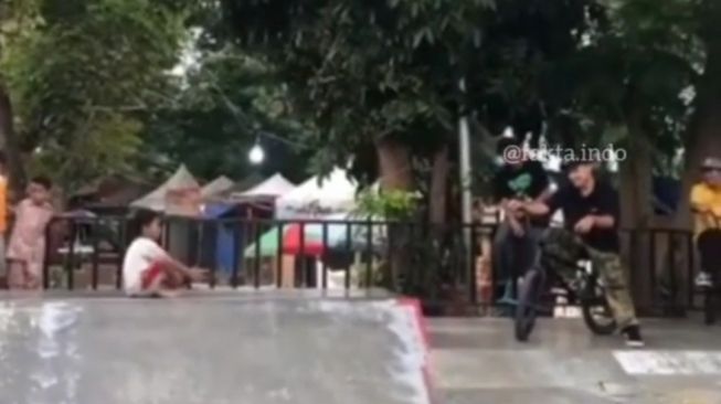 Viral Cekcok Ibu-ibu dengan Komunitas BMX dan Skate di Stadion Maulana Yusuf Serang