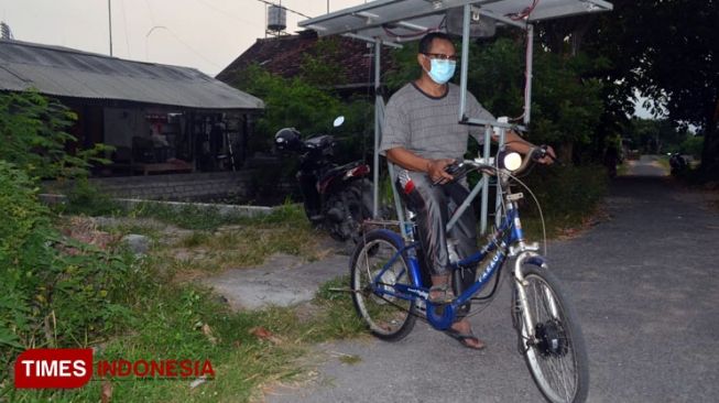 Wow! Bapak Separuh Abad di Blitar Ini Bikin Sepeda listrik Tenaga Surya