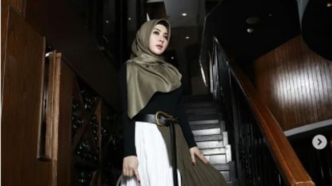 Syahrini Pakai Rok Plisket Seharga Motor, Warganet Bandingkan dengan Punyanya