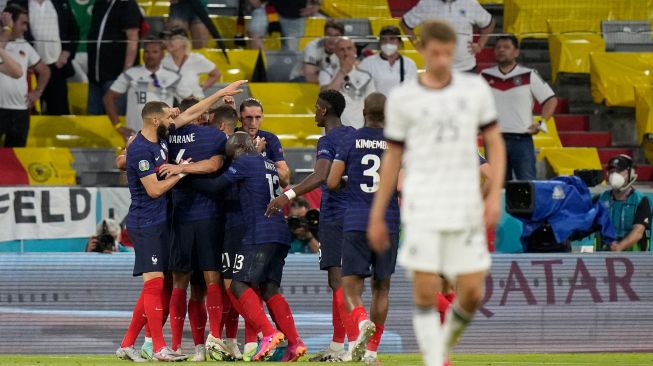 Para pemain Prancis merayakan gol pembuka mereka selama pertandingan sepak bola Grup F EURO 2020 antara Prancis melawan Jerman di Allianz Arena di Munich, Rabu (16/6) dini hari WIB. Matthias Schrader / POOL / AFP