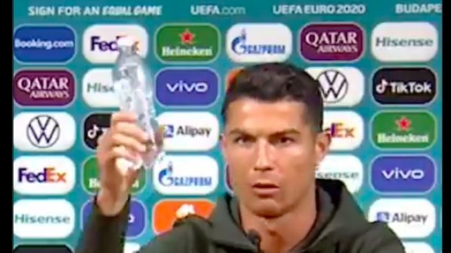 Ronaldo menyingkirkan minuman Coca Cola di hadapannya [Twiiter]