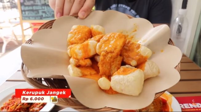 Potret warung Padang milik Darius Sinathrya. [Youtube/Anak Kuliner]