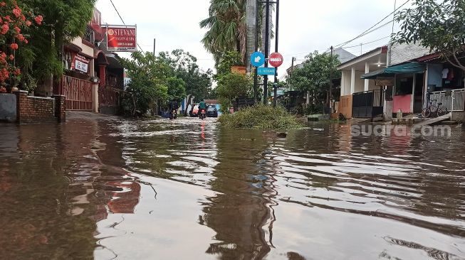 Banjir di PHP Bekasi, Pasutri Terpapar Covid-19 Dievakuasi