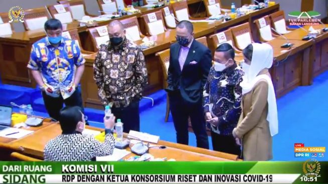 Mantan Menteri Kesehatan Terawan Agus Putranto membuat penasaran pimpinan dan anggota Komisi VII di dalam rapat dengar pendapat. (tangkap layar)