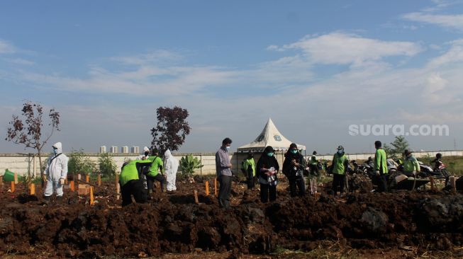 Suasana di TPU Rorotan, Cilincing, Jakarta Utara, Rabu (16/6/2021). [Suara.com/Dian Latifah]