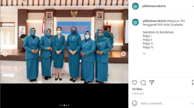 Gaya Selvi Ananda berseragam PKK. [Instagram]