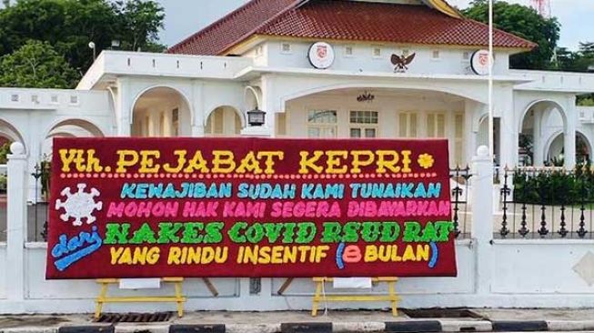 Misteri Papan Bunga di Kompleks Perumahan Gubernur Kepri