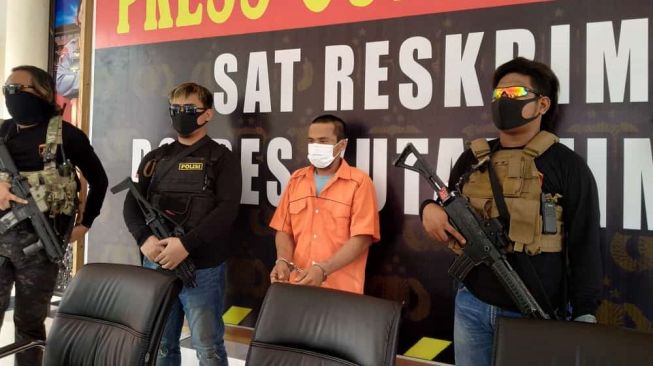 Tersangka Pembunuhan Istri dan Anaknya diamankan di Polres Kutai Timur. [Ramlah/Kaltimtoday.co]