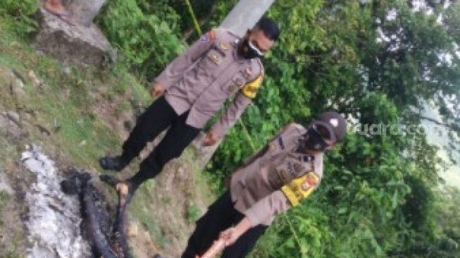 Polisi melakukan olah TKP mayat yang dibakar di Kabupaten Maros, Sulawesi Selatan / [SuaraSulsel.id / Polda Sulsel]